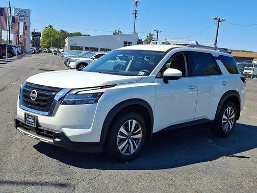 2024 Nissan Pathfinder SL
