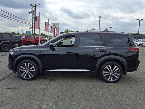 2023 Nissan Pathfinder Platinum