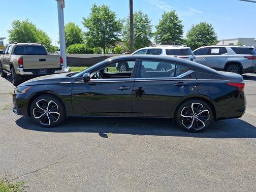 Super Black 2023 Nissan Altima 2.5 SR
