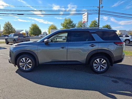2022 Nissan Pathfinder SL
