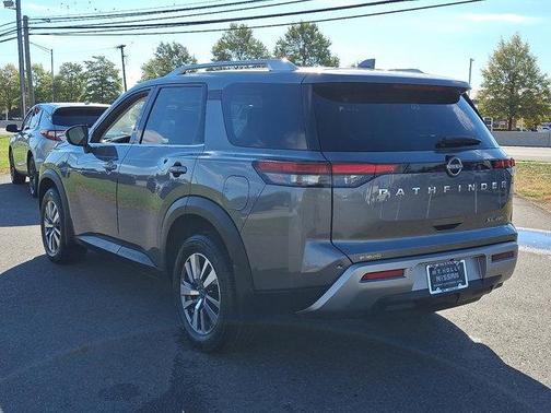 2022 Nissan Pathfinder SL