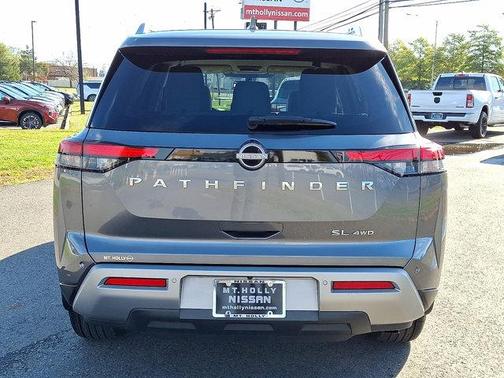 2022 Nissan Pathfinder SL