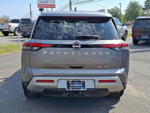 2022 Nissan Pathfinder SL