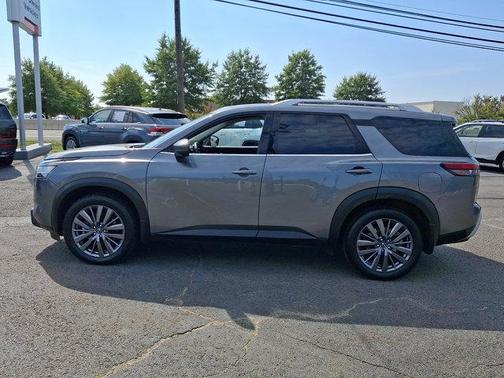 2022 Nissan Pathfinder SL