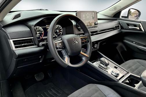 2023 Mitsubishi Outlander SE