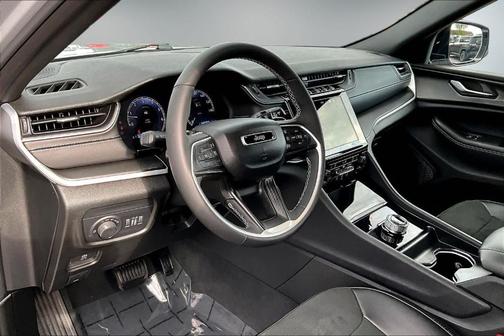 Silver Zynith 2025 Jeep Grand Cherokee Laredo