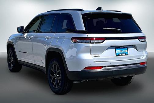 Silver Zynith 2026 Jeep Grand Cherokee Laredo