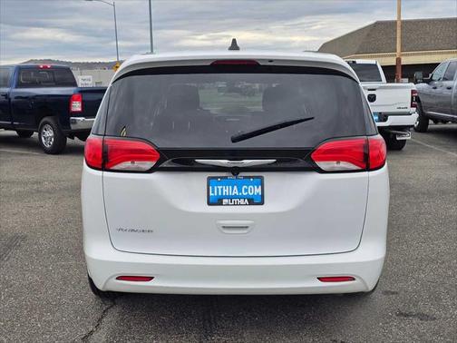 2022 Chrysler Voyager LX