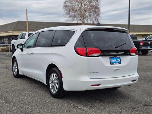 2022 Chrysler Voyager LX