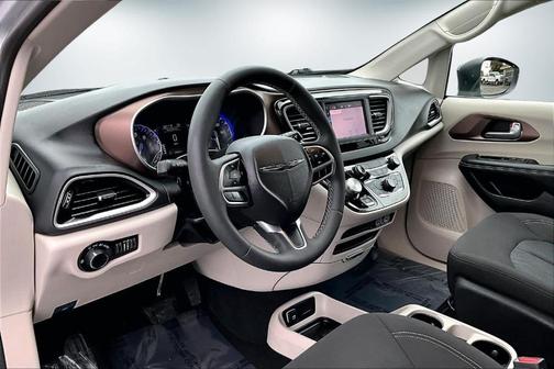 2024 Chrysler Voyager LX