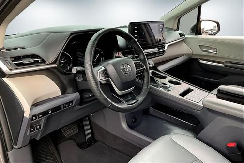 2023 Toyota Sienna 