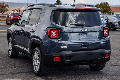 Slate Blue Pearlcoat 2022 Jeep Renegade Latitude