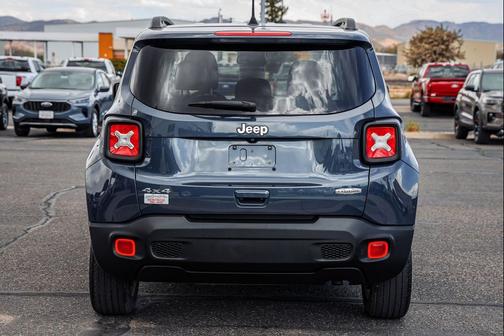 Slate Blue Pearlcoat 2022 Jeep Renegade Latitude