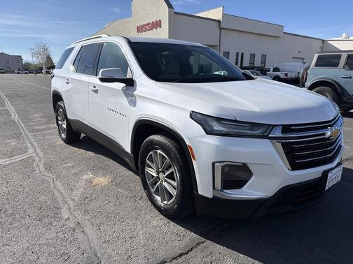 Iridescent Pearl Tricoat 2022 Chevrolet Traverse LT Cloth