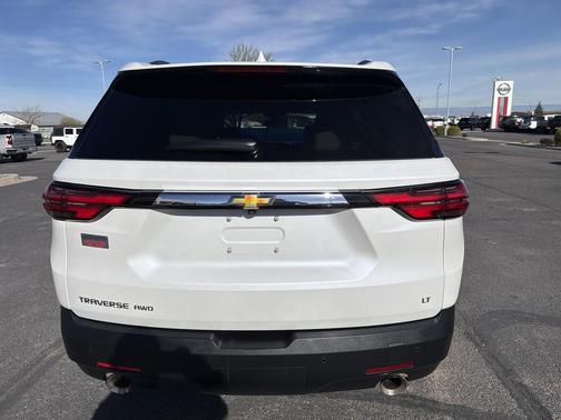 Iridescent Pearl Tricoat 2022 Chevrolet Traverse LT Cloth