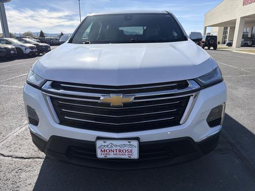 Iridescent Pearl Tricoat 2022 Chevrolet Traverse LT Cloth