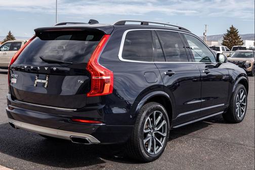 2016 Volvo XC90 T6 Momentum