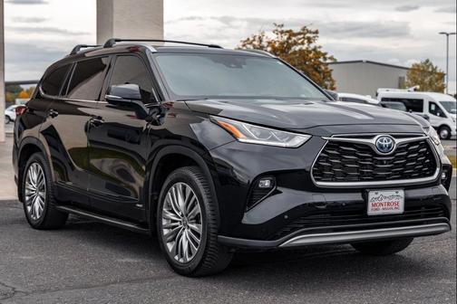 2023 Toyota Highlander Hybrid Platinum