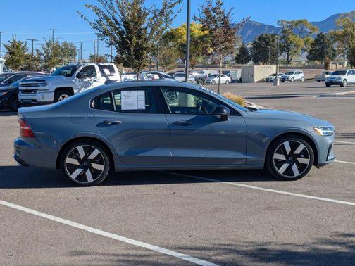 2024 Volvo S60 Recharge Plug-In Hybrid T8 Plus Dark Theme