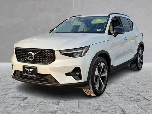 2023 Volvo XC40 B5 Plus Dark Theme