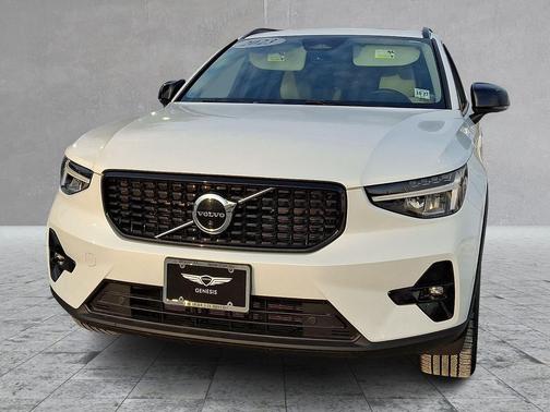 2023 Volvo XC40 B5 Plus Dark Theme