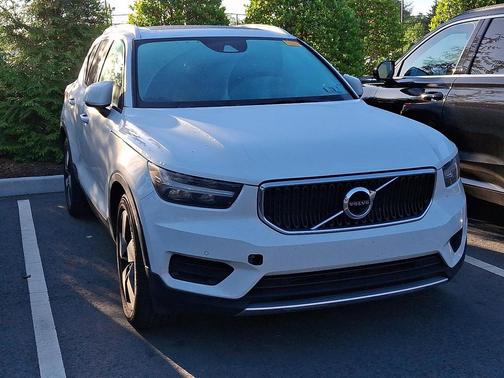 Ice White 2020 Volvo XC40 T5 Momentum