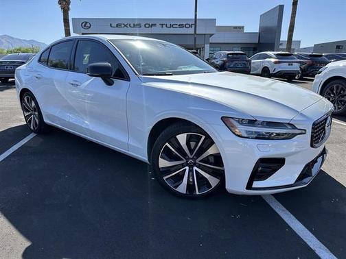 2022 Volvo S60 T5 Momentum