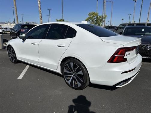 2022 Volvo S60 T5 Momentum