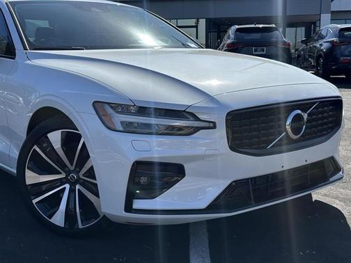 2022 Volvo S60 T5 Momentum