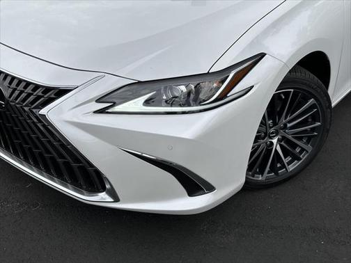 2025 Lexus ES 300h F SPORT Design