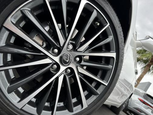 2025 Lexus ES 300h F SPORT Design