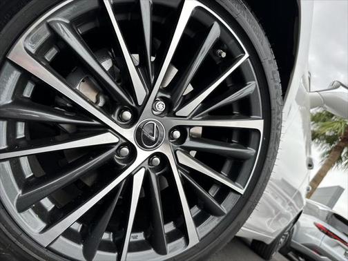 2025 Lexus ES 300h F SPORT Design