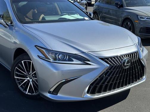 2025 Lexus ES 300h Base