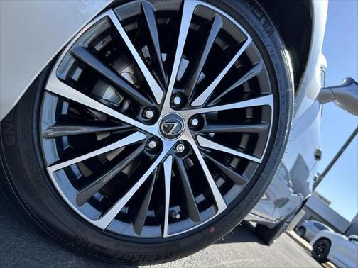 2025 Lexus ES 300h F SPORT Design