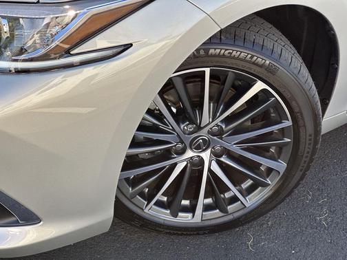 2025 Lexus ES 300h F SPORT Design