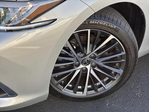 2025 Lexus ES 300h F SPORT Design