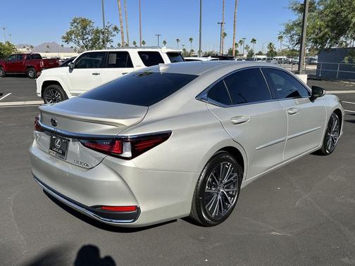 2025 Lexus ES 300h F SPORT Design