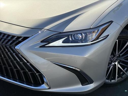2025 Lexus ES 300h F SPORT Design