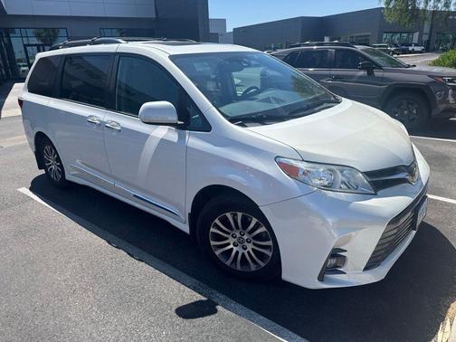 Blizzard Pearl 2019 Toyota Sienna XLE