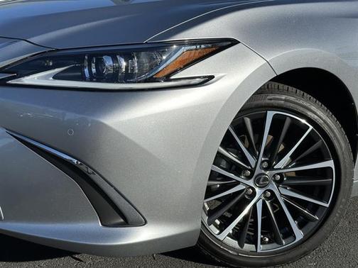2025 Lexus ES 300h Base
