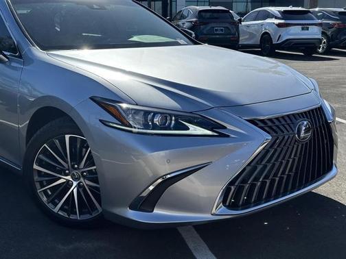 2022 Lexus ES 300h Base