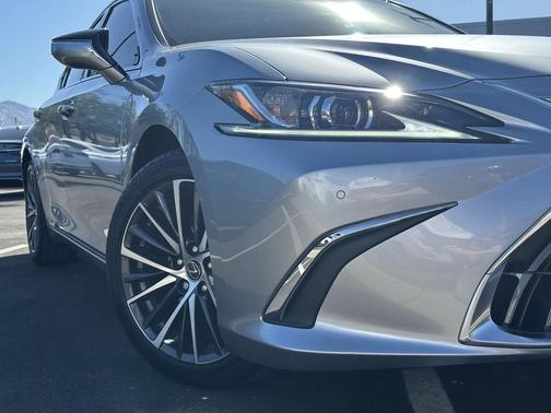 2022 Lexus ES 300h Base