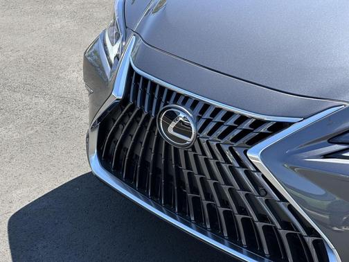 2025 Lexus ES 300h F SPORT Design