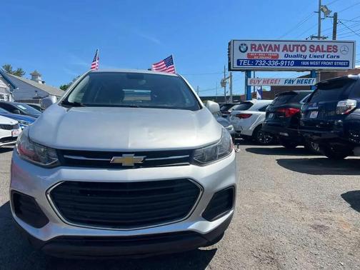 Silver Ice Metallic 2018 Chevrolet Trax LS