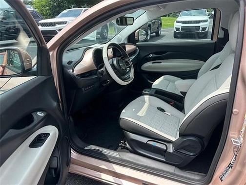 2025 FIAT 500e Base