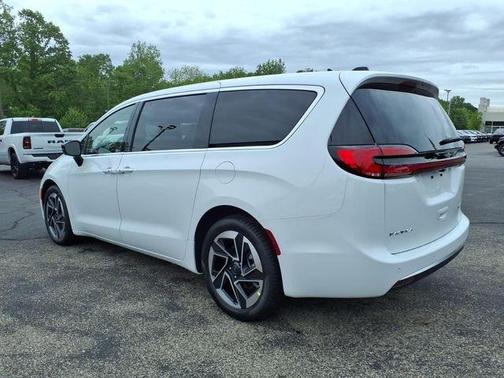 White 2027 Chrysler Pacifica LIMITED
