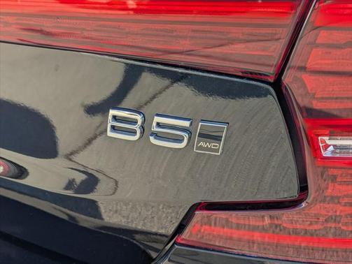 2024 Volvo S60 B5 Plus Dark Theme
