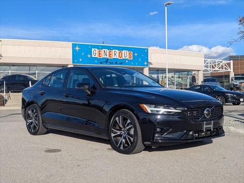 2024 Volvo S60 B5 Plus Dark Theme
