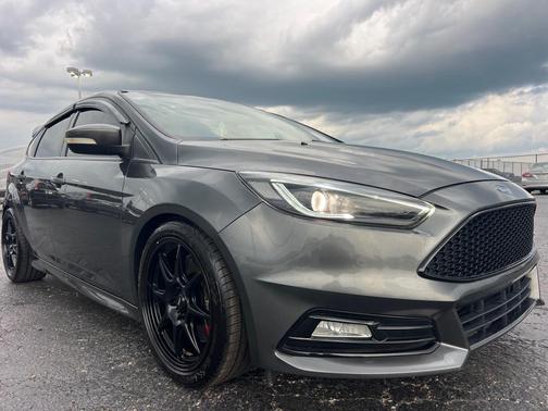 GRAY 2018 Ford Focus ST