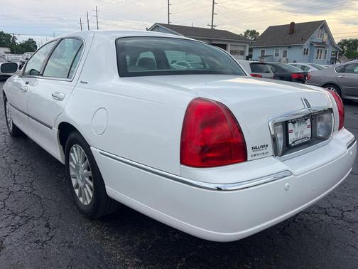 WHITE 2003 Lincoln Town Car Signature